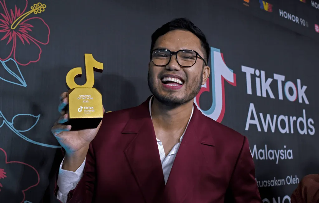 Khairul Aming menerima Anugerah TikTok Malaysia 2023